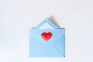 Sevgililer Günü için mavi zarfta kırmızı bir kalp. Aşk mektubu. Doktor ve hemşirelere minnettarız. Düz yatıyordu. Boşluğu kopyala