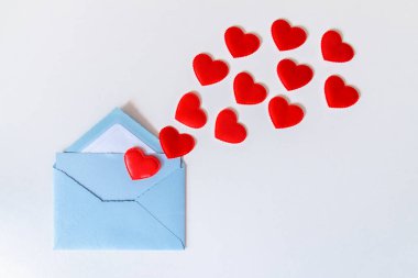 Mavi zarf, bir sürü uçan kırmızı kalp ve fotokopi alanı. Kalpli aşk mektubu. Doktor ve hemşirelere minnettarız. Sevgililer Günü, Anne, Kadınlar Günü Selamları.