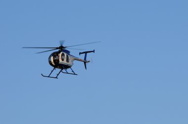 Toskana gökyüzünde uçan helikopter