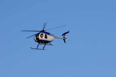 Toskana gökyüzünde uçan helikopter