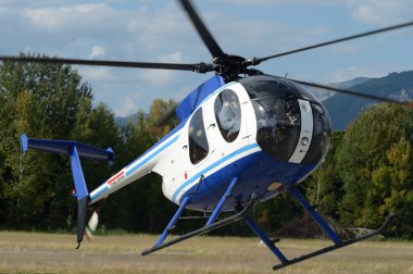 Toskana gökyüzünde uçan helikopter