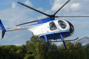 Toskana gökyüzünde uçan helikopter