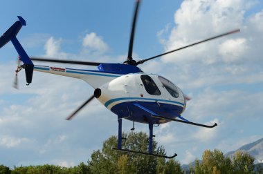 Toskana gökyüzünde uçan helikopter