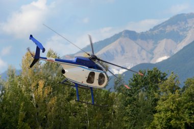 Toskana gökyüzünde uçan helikopter