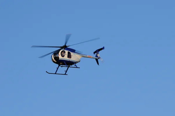 Helicóptero voando no céu na Toscana Imagem De Stock