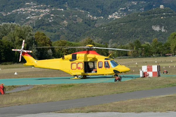 Helikopter vliegen in de lucht in Toscane Stockafbeelding