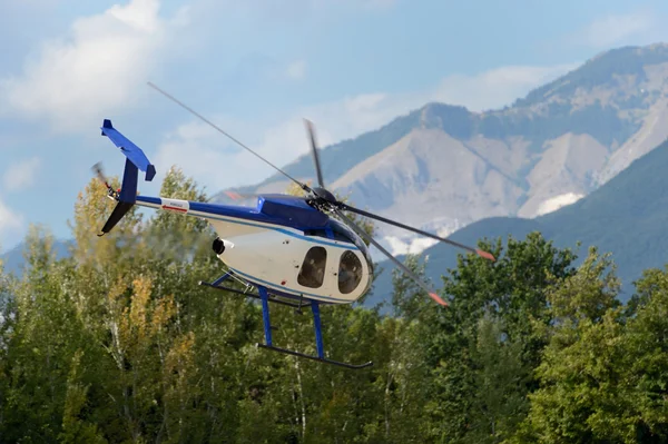 Вертолет, летящий в небе в Тоскане Стоковое Фото