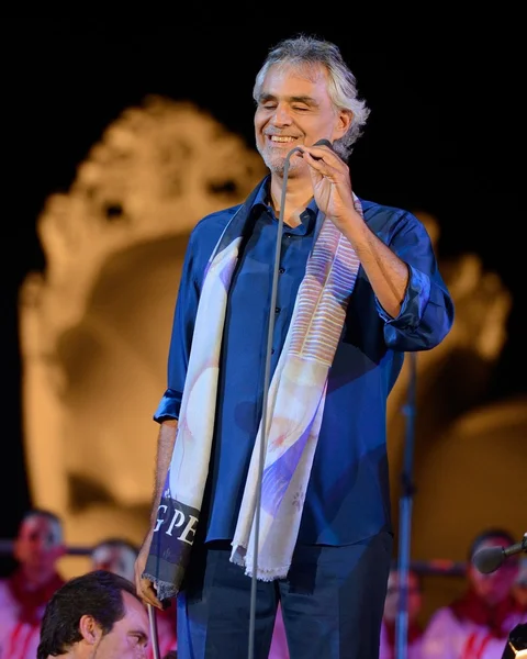 Andrea Bocelli cantando ao vivo no Teatro del Silenzio na Toscana Itália em 4 de agosto de 2015 — Fotografia de Stock