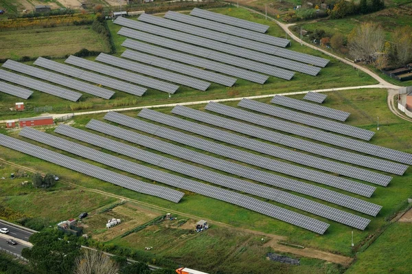 Paneles solares en un campo —  Fotos de Stock