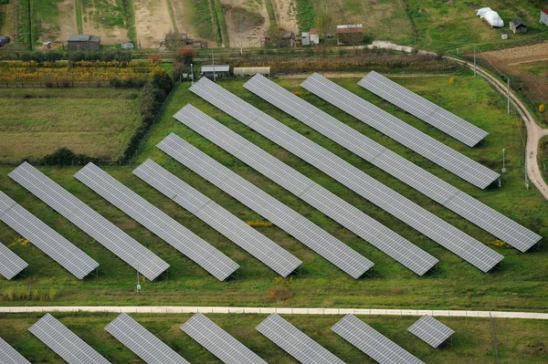 Paneles solares en un campo —  Fotos de Stock