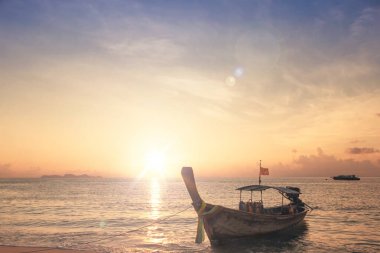 Gündoğumu gökyüzü arkaplan kavramı: Geleneksel Tayland uzun kuyruklu teknesi güzel gündoğumu arka planında