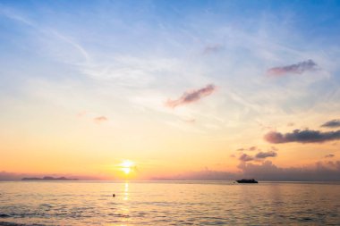 Gündoğumu gökyüzü arkaplanı kavramı: Manzaralı turuncu günbatımı gökyüzü arkaplanı