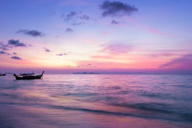 Gündoğumu gökyüzü arkaplan kavramı: Geleneksel Tayland uzun kuyruklu teknesi güzel gündoğumu arka planında