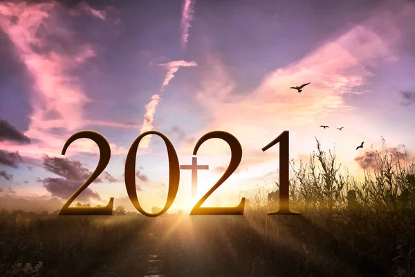 2021 Concept Houten Kruis 2021 Tegen Zonsopgang Gras — Stockfoto