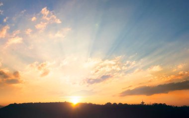 Dünya Çevre Günü konsepti: Sabah erken saatlerde dağların üzerinden yükselen güneş silueti