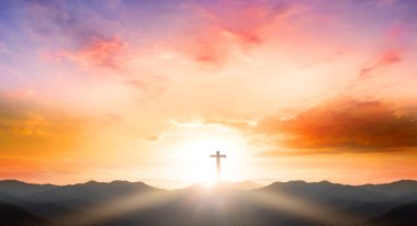 Good Friday konsepti: dağ günbatımı arka planında siluet çaprazlaması