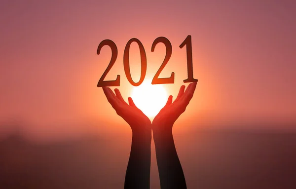 Concept 2021 Les Mains Tiennent 2021 Sur Fond Coucher Soleil — Photo