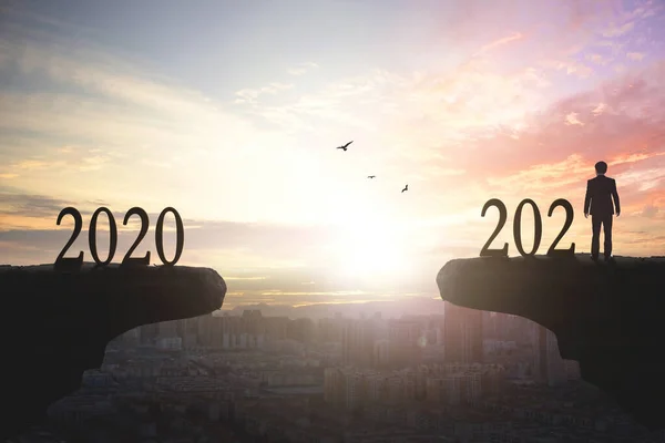 2021 Concetto Silhouette Dell Anno 2021 Uomo Affari Sulla Montagna — Foto Stock