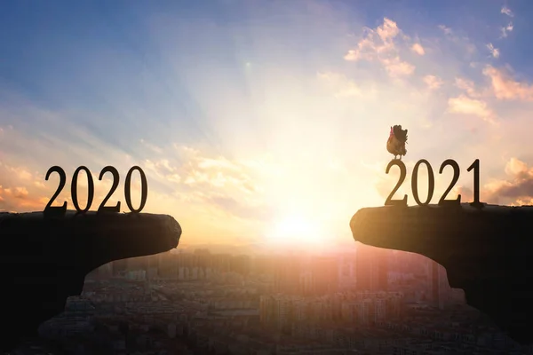 Konzept 2021 Silhouette Des Jahres 2021 Und Hahn Auf Dem — Stockfoto