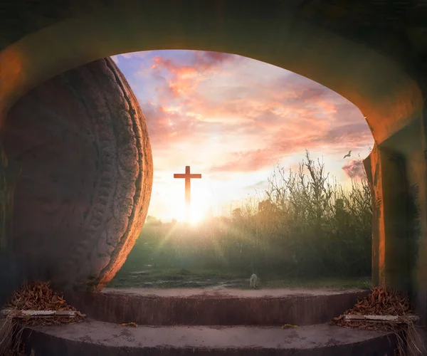 イースターの概念 日の出に十字架刑で墓の空 — ストック写真