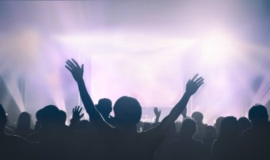 Paskalya konsepti: Hristiyanlar müzik sahnesinin önünde, kilise salonunda birlikte Tanrı 'ya ibadet ederler