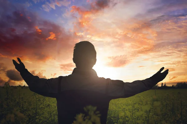 Osterkonzept Mann Hebt Gottesdienst Vor Sonnenuntergang Die Hände — Stockfoto