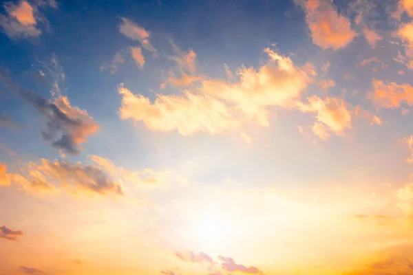 Céu Nublado Colorido Pôr Sol Fundo Tranquilo Pôr Sol — Fotografia de Stock