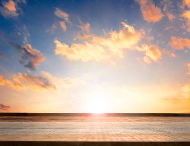 Tahta masanın tepesi boş ve günbatımı arkaplanı görüntüsü