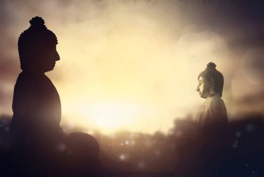 Vesak Günü konsepti: Altın günbatımı arka planında Siluet Buddha