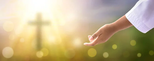 Conceito Ajuda Mãos Deus Sobre Desfocado Outono Pôr Sol Fundo — Fotografia de Stock