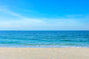 Güzel tropikal plaj ve deniz mavi gökyüzü arka plan üzerinde 