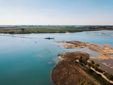 Hollanda 'daki Lingemeer Gölü' ndeki kum madenciliğinin insansız hava aracı görüntüsü