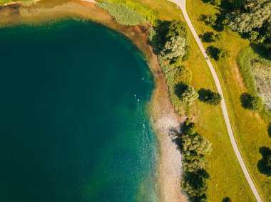 Göl ve patikanın yukarıdan aşağıya bakan insansız hava aracı görüntüleri.