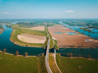 Hollanda 'daki kanalın üzerindeki güzel yolun hava manzarası.
