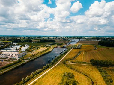 Hollanda 'daki Maxima kanalında Sluis Empel' in hava aracı görüntüsü.