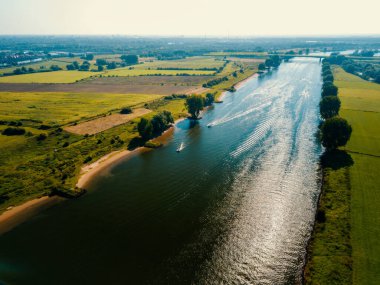 Hollanda, Avrupa 'daki nehrin insansız hava aracı görüntüsü.