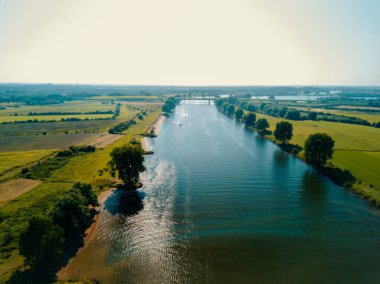 Hollanda 'daki güzel Maas nehrinin insansız hava aracı görüntüsü..