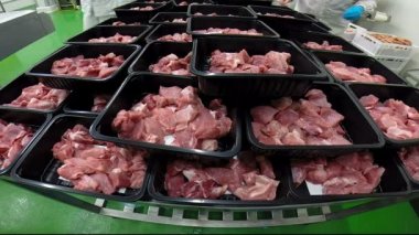 Taze et dilimleri bir gıda işleme fabrikasında kutularıyla