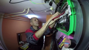 Uzman elektrikçi elektrik tesisatı yapıyor