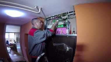 Elektrikçi elektrik sisteminde yeni bina yükseltme