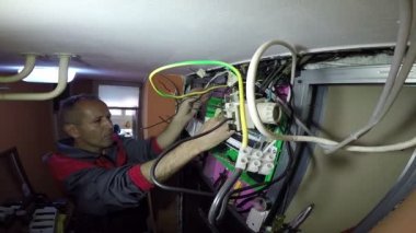 Elektrikçi Whit elektrik kabloları ve telleri