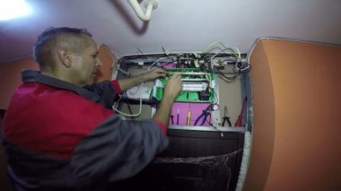 Site binasında çalışan elektrikçi