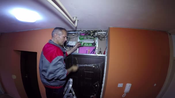 Elektrikçi elektrik telleri elektrik Breaker paneline düzeltmeden önce düzeltme — Stok video