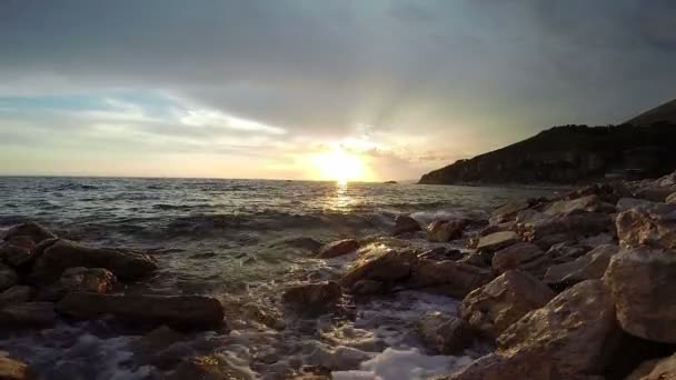 Hermosa puesta de sol de verano en el horizonte del mar — Vídeos de Stock