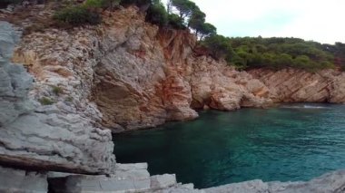 El değmemiş doğası vahşi kayalık deniz kıyısı
