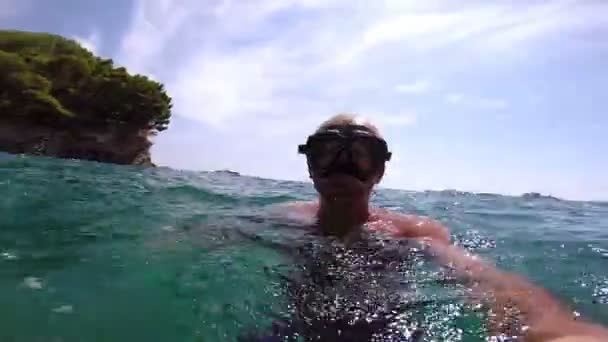Человек в водолазной маске в кристально чистом голубом море — стоковое видео