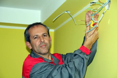 Yeni dairede elektrik yükleyici çalışıyor