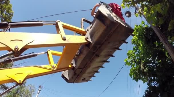 Trabajo inseguro en altura — Vídeo de stock