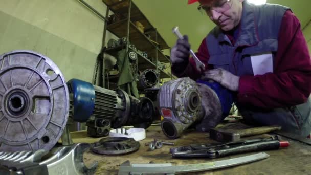 Ipari gépek mechanika és a karbantartó munkás — Stock videók