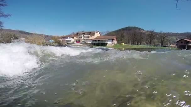 Fluss im Sturzflug — Stockvideo